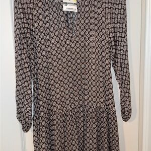 Chic Black and White Geometric Long Sleeve Dress